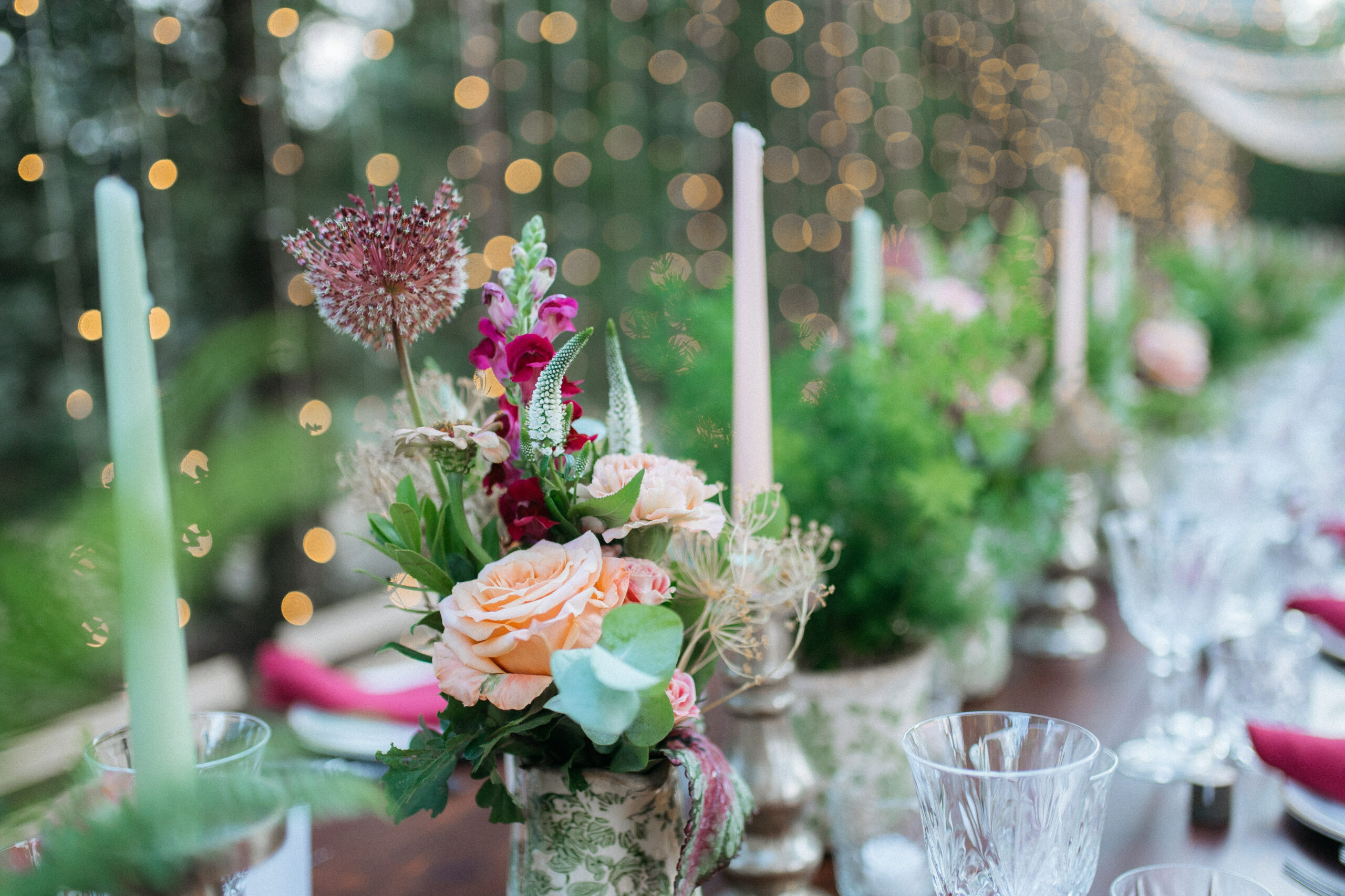 centro tavola pesca e verde salvia matrimonio vintage e romantico