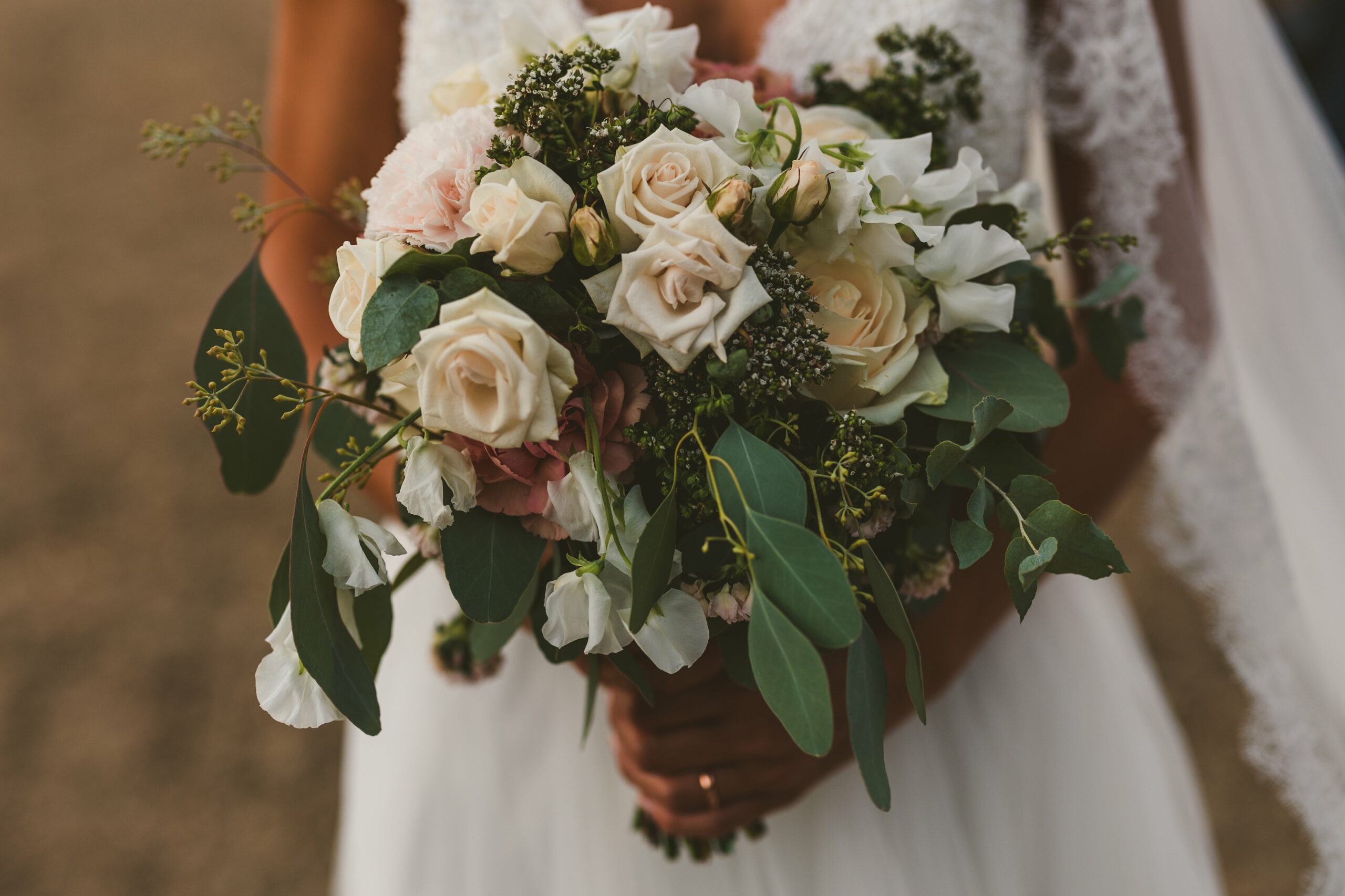 Bouquet romantico ed elegante rosa antico, cipria e bianco