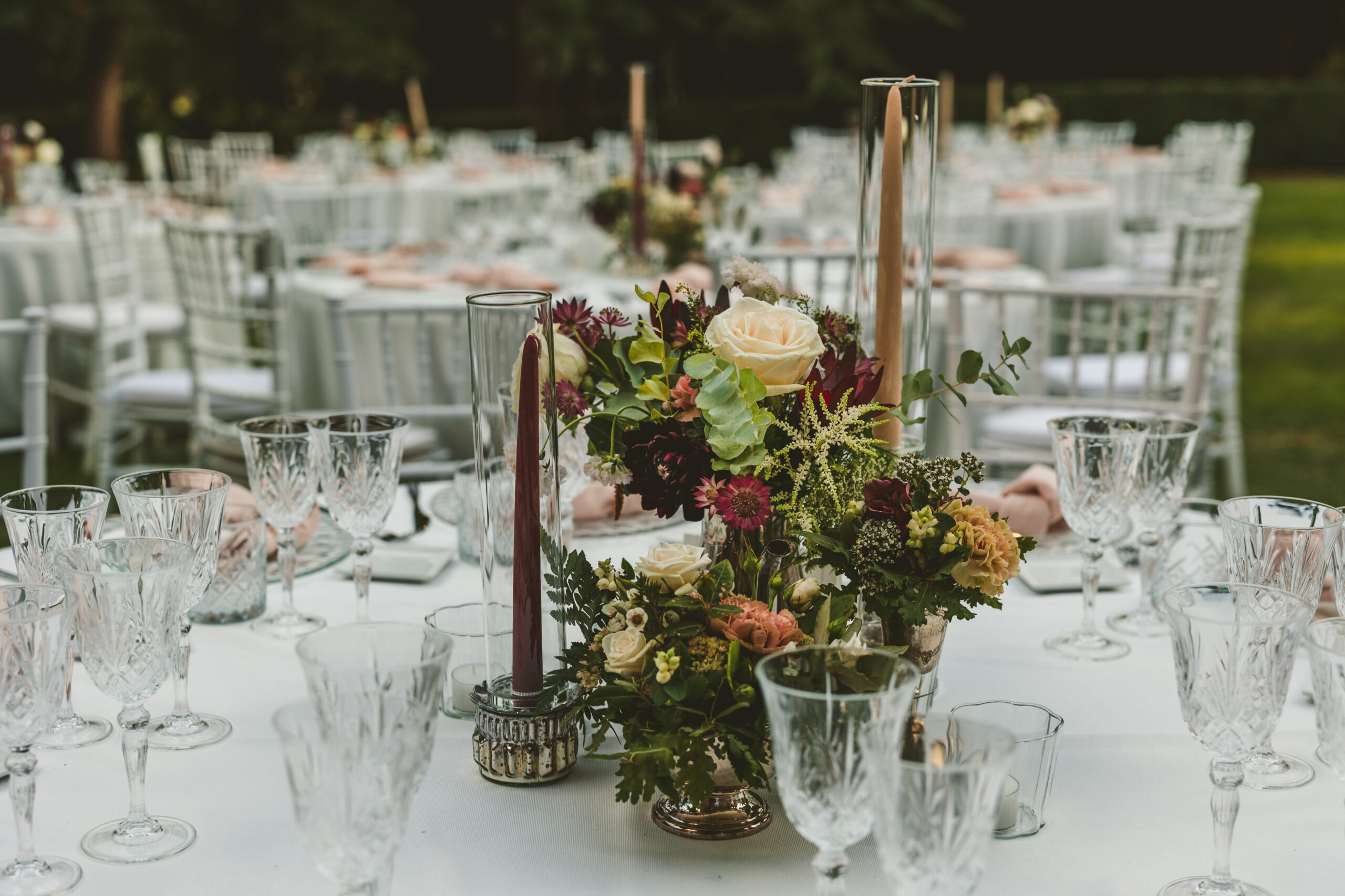 Centro tavola borgogna, bianco, rosa antico matrimonio romantico