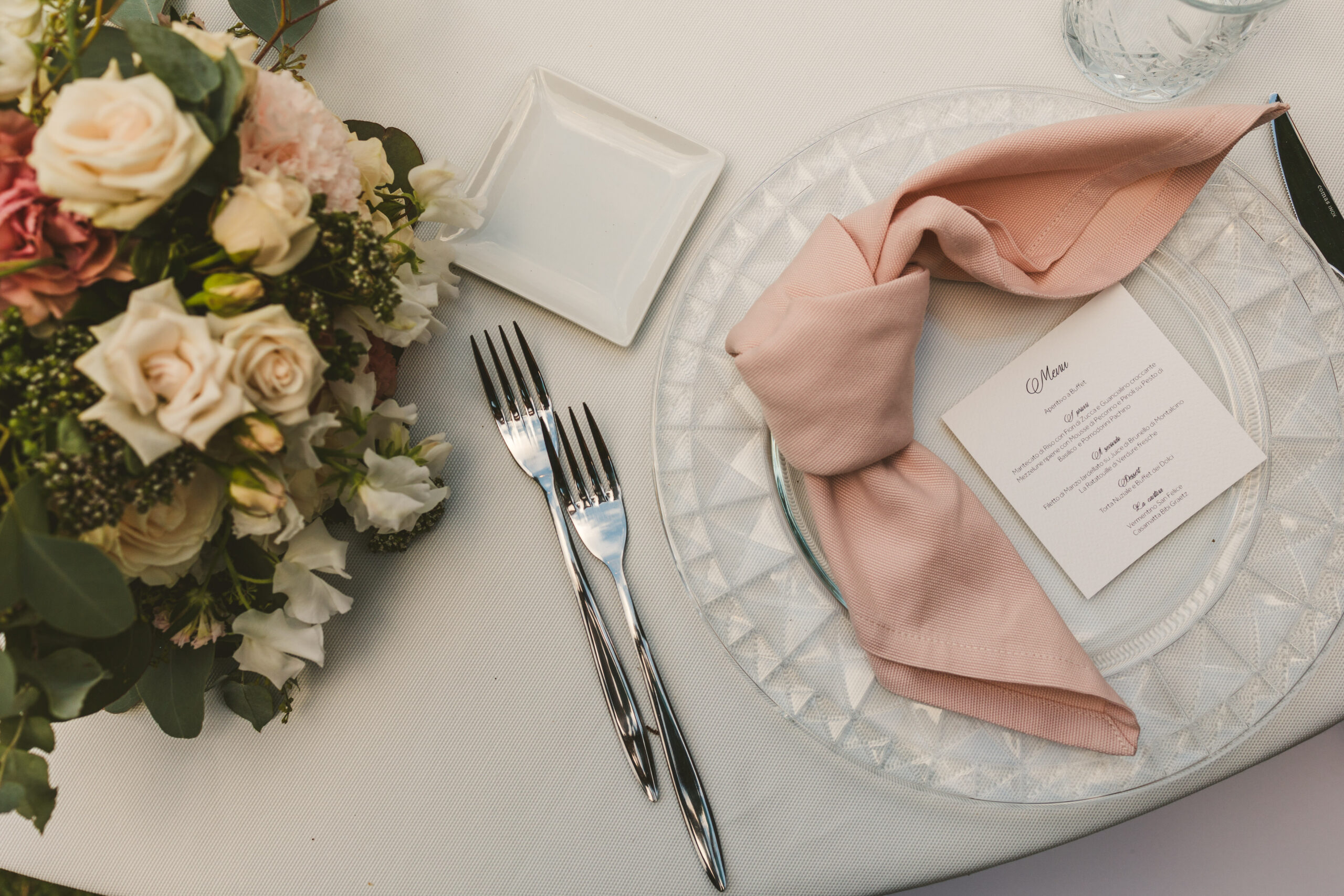 Mise en place e centro tavola elegante e romantico